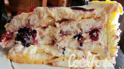 Tiramisu fruits rouges chocolat blanc - découpe